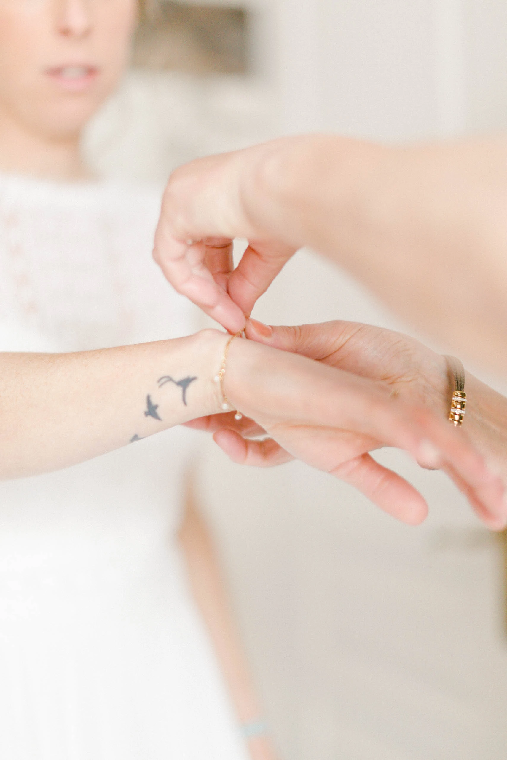 bijoux poignet geste bracelet gris